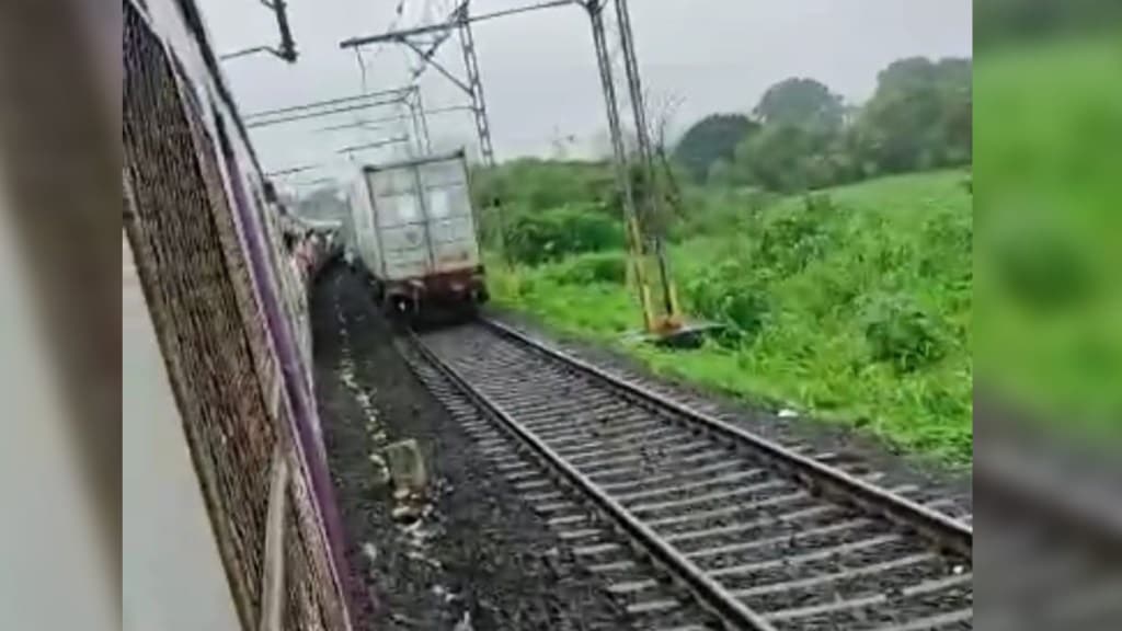 Coupling of goods train broke