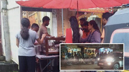 Handcarts selling food in the open in Kalyan