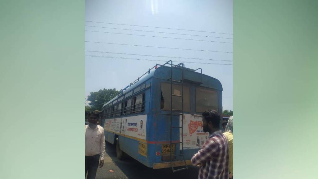 Drunk youth throws stones bus bhandara