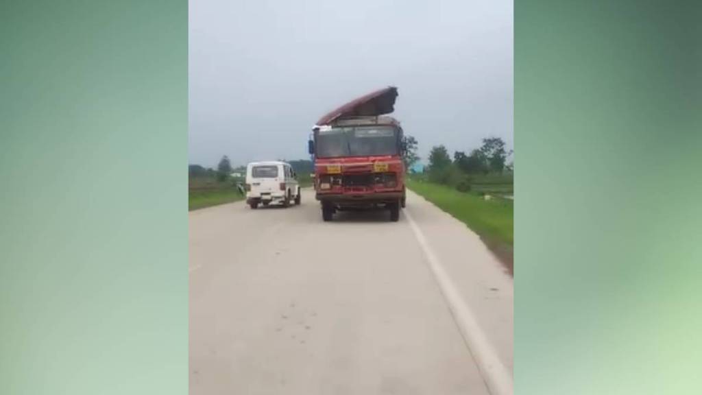 roof of bus Gadchiroli blown off