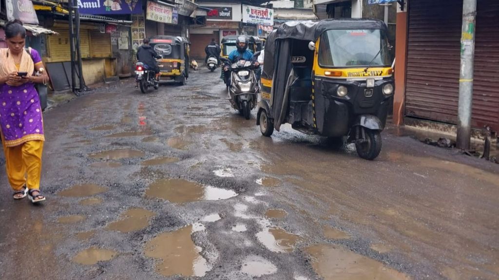 Potholes on roads in Thakurli