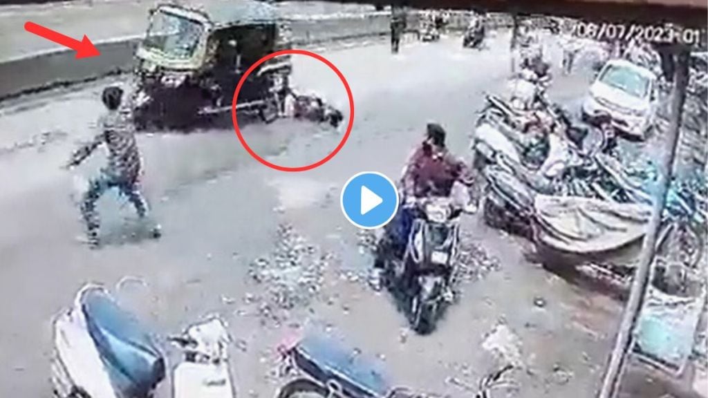 Rikshaw Driver Dragged Woman Kolhapur Video