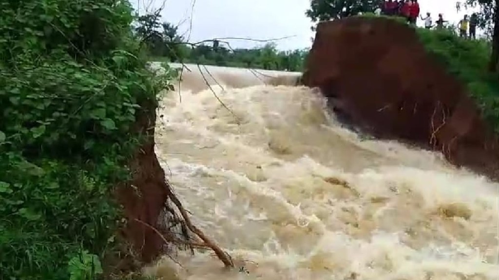 The lake at Aksapur burst due to heavy rain