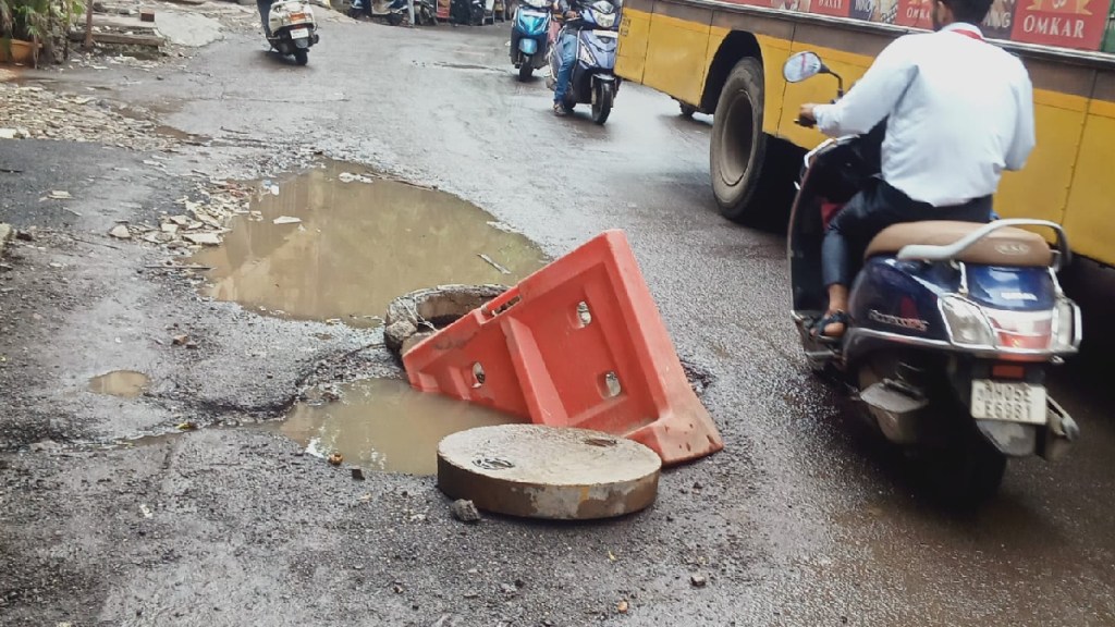 Vehicular jam due to broken cover of underground