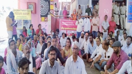 Citizens Yavatmal protest municipal headquarters