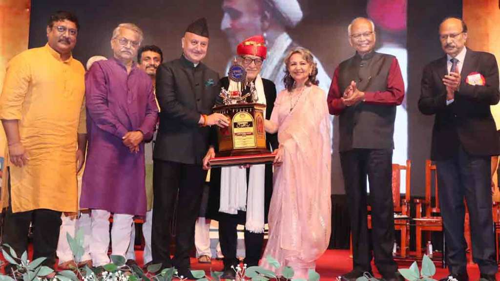 anupam kher in pune attended event to present punya bhushan award to dr mohan agashe