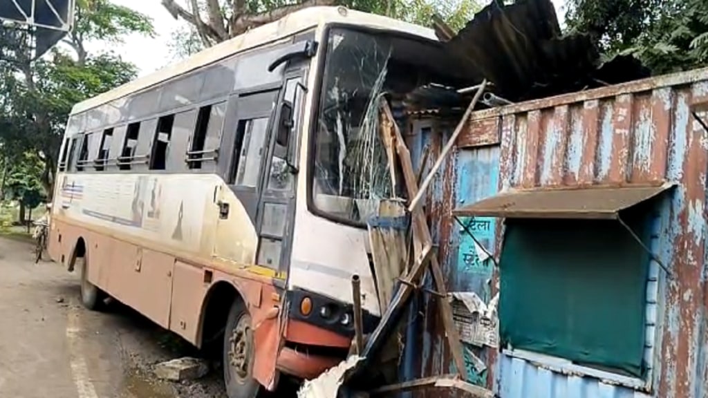 bus rammed into shed in sangli