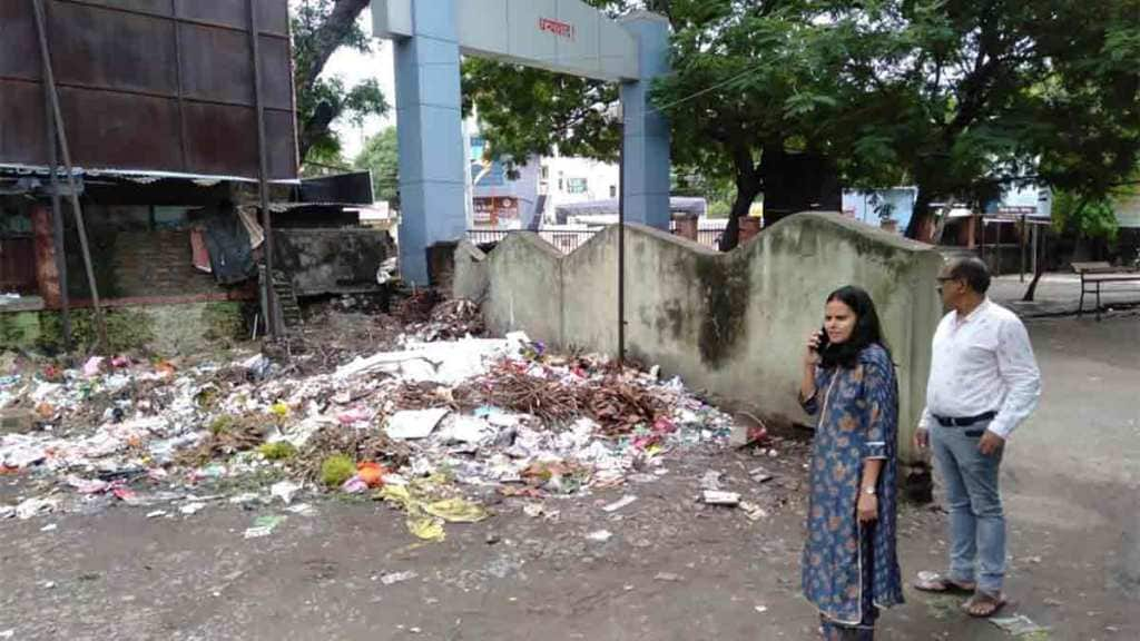 new ceo manisha awhale inspected zilla parishad area including offices on holiday