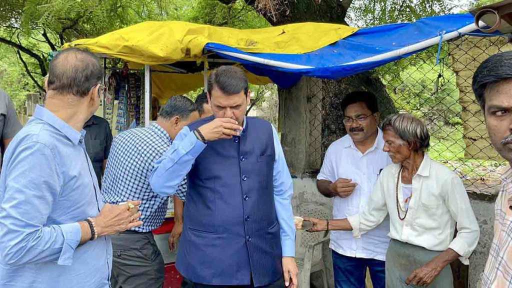 deputy chief minister devendra fadnavis enjoyed tea along with activists in nagpur