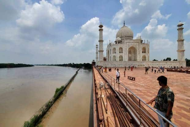 फुगलेली यमुना नदी आग्रा येथील ताजमहालच्या परिघापर्यंत आली आहे. (एपी फोटो)