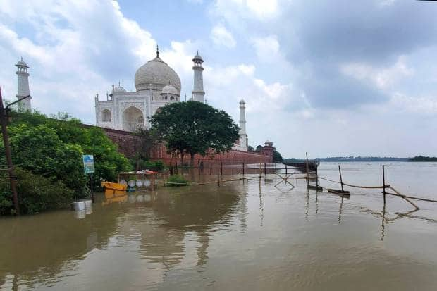 फुगलेली यमुना नदीनं आग्र्याला अक्षरशः वेढा घातला आहे. (एपी फोटो)