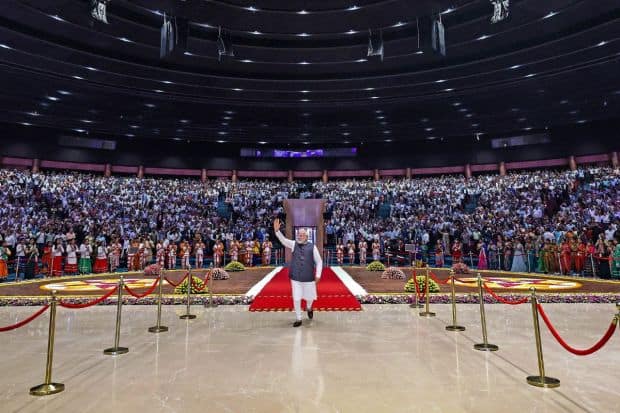 प्रगती मैदानावर पुनर्विकसित आंतरराष्ट्रीय प्रदर्शन-कम-कन्व्हेन्शन सेंटर (IECC) संकुलाच्या उद्घाटनप्रसंगी PM मोदींनी गर्दी स्वीकारली. नवी दिल्लीतील ITPO संकुलात पंतप्रधानांनी श्रमजीवींचा सत्कारही केला. (फोटो क्रेडिट्स: पीटीआय)