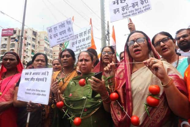 भोपाळ, मध्य प्रदेशात टोमॅटो आणि इतर भाज्या, एलपीजी सिलिंडर आणि इतर जीवनावश्यक वस्तूंच्या वाढत्या किमतींविरोधात महिला काँग्रेस कार्यकर्त्यांनी आंदोलन केले. (पीटीआय फोटो)