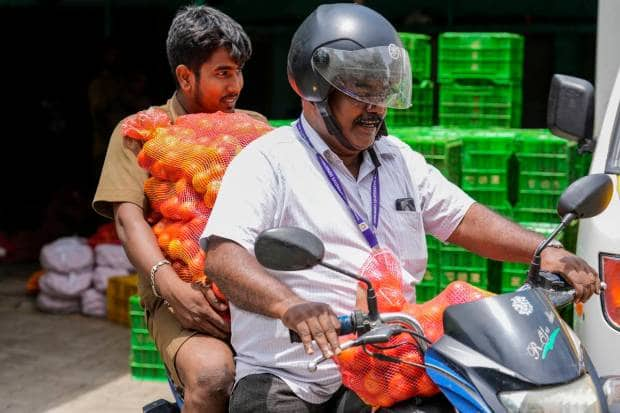 चेन्नई, तामिळनाडूमधील पन्नाई पसुमाई आउटलेटमधून वाजवी किमतीच्या दुकानात टोमॅटो पाठवले जात आहेत. (पीटीआय)