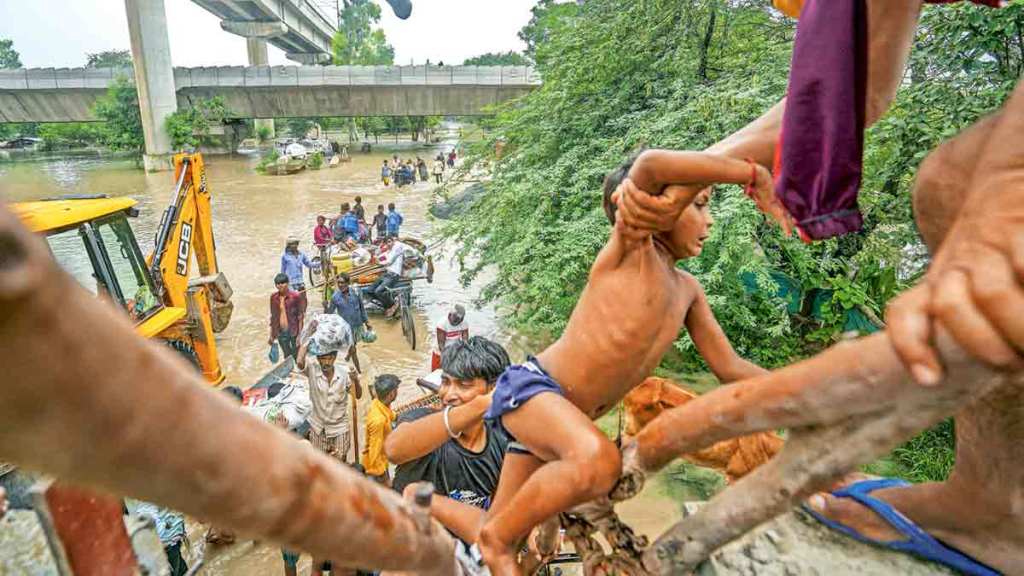 yamuna river crosses danger level flood situation in delhi