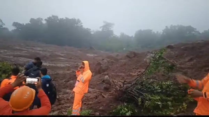 रात्री उशिरापर्यंत वाहतूक हळूहळू पूर्वपदावर येत असल्याने नागरिक निश्चिंत झाले. एका बाजूला अशी परिस्थिती असताना कोकणातही पावसाने जोर धरला होता.