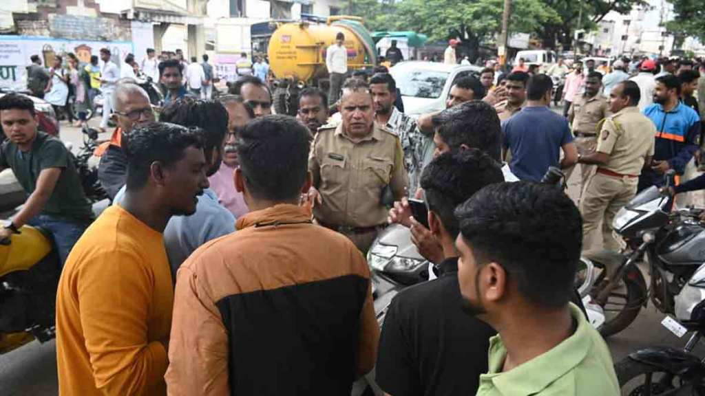 argument in two group in ichalkaranji college