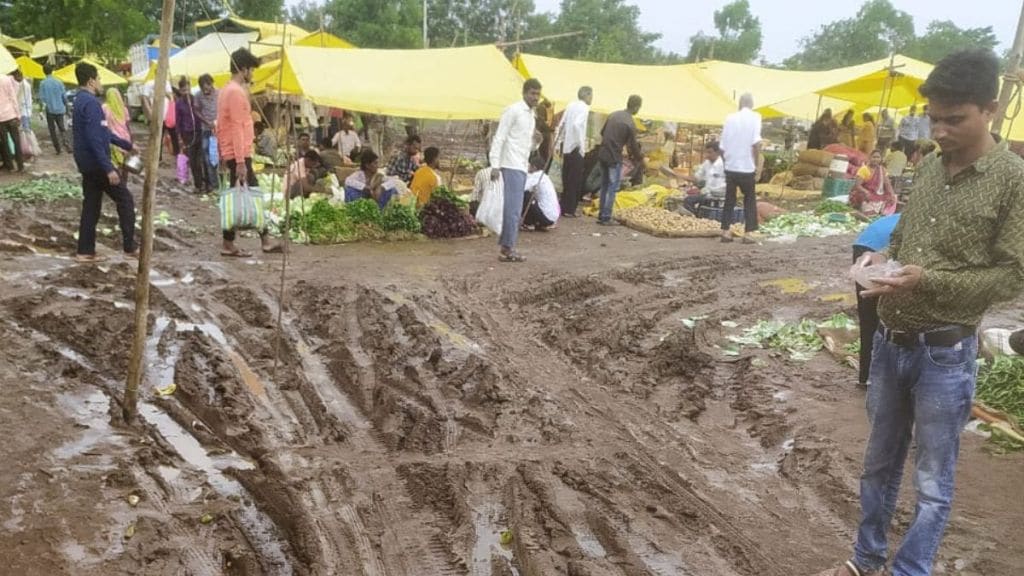 market of Arjuni Morgaon is full of mud