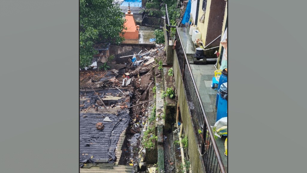 four houses collapsed protective wall vikroli mumbai