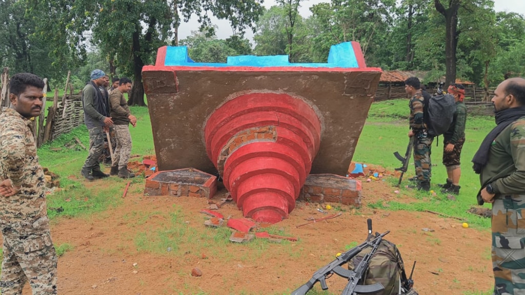 gadchiroli police soldiers demolishing monument Naxalist Bitlu