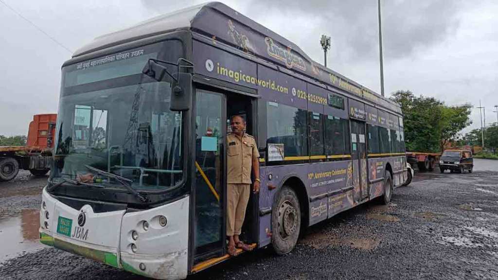 nmmt bus stopped in heavy rain due to technical fault