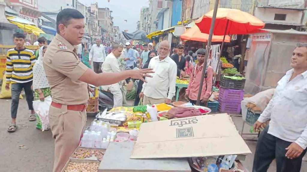 dhule city traffic police undertaken campaign to remove encroachment of street hawkers