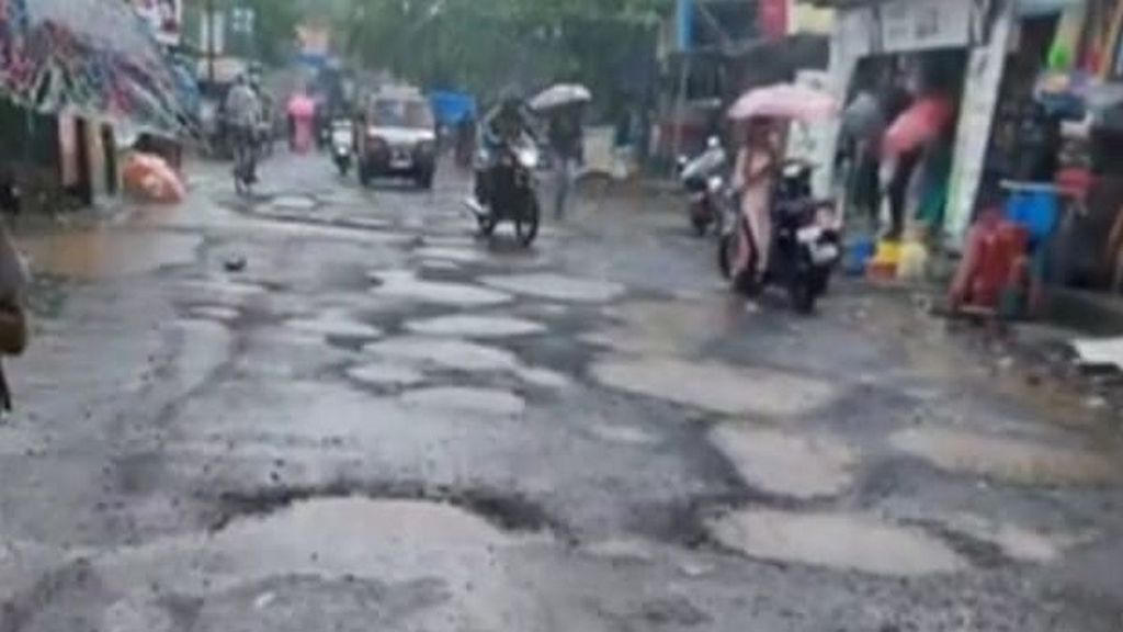 Potholes on roads in Titwala-Manda area