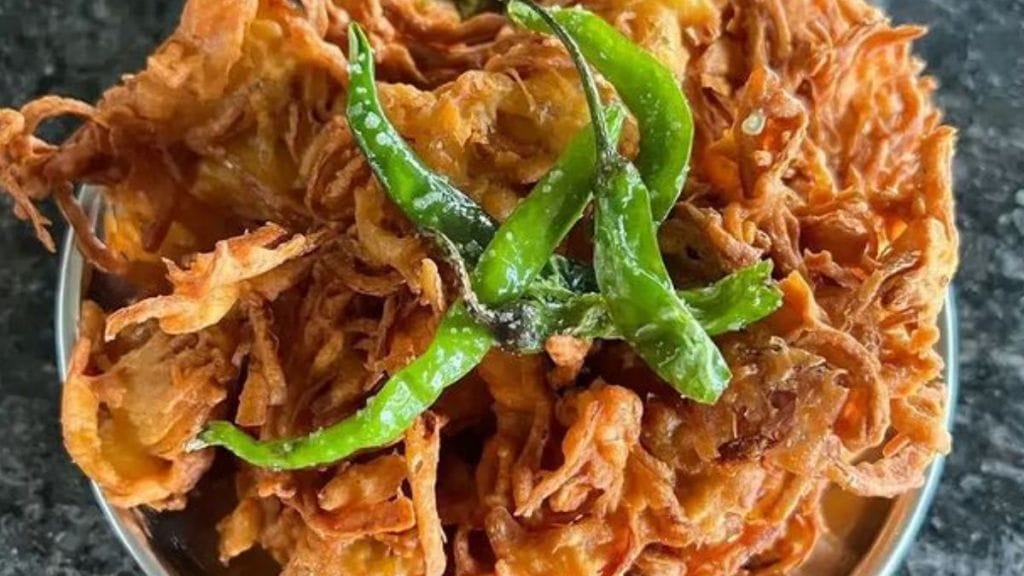 how to make crispy Kanda Bhaji or Onion Bhaji recipe note down tips