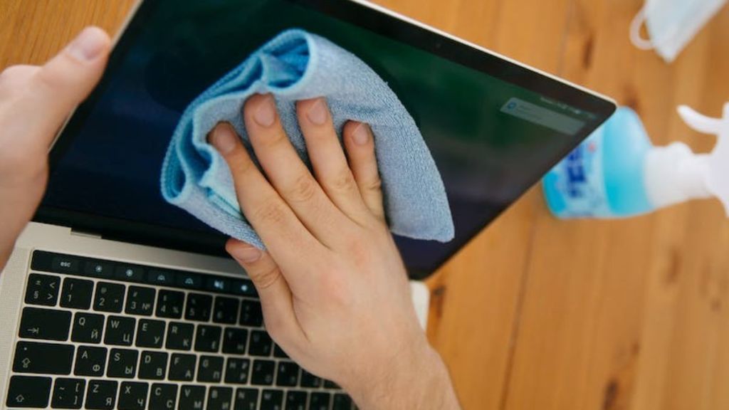 How to Clean Laptop sceen try these tips to shine like new