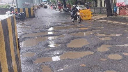 pothole on road in kalyan