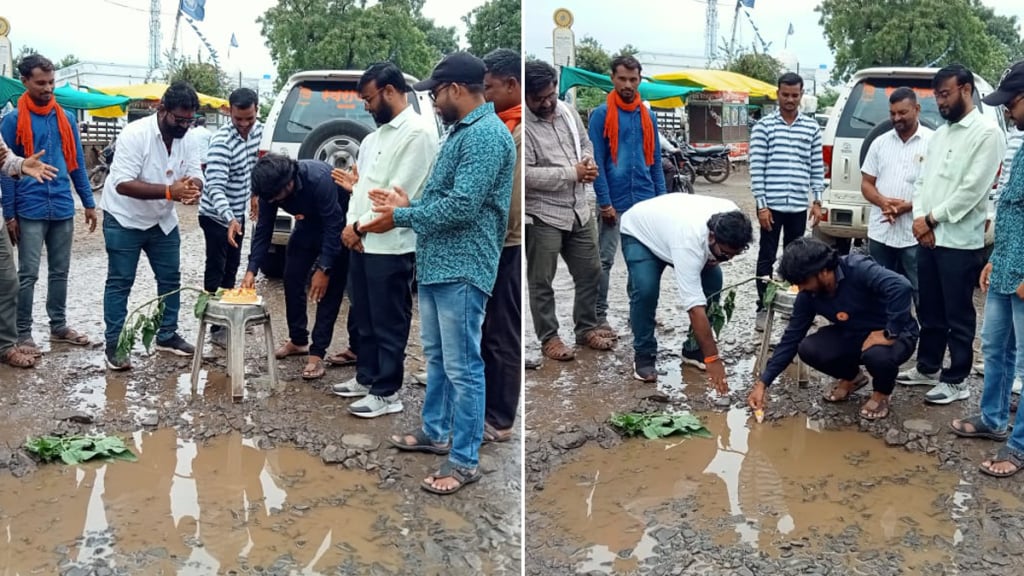 protest swarajya organization celebrating birthday cutting potholes cake washim