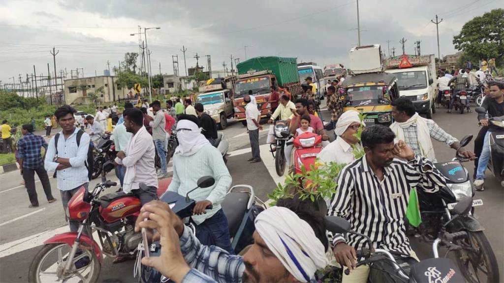 flood hit villagers in yavatmal district protest on road