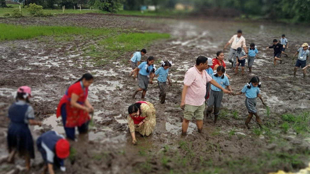 students of lokmanya gurukul School in dombivli became farmers get experience of rice cultivation