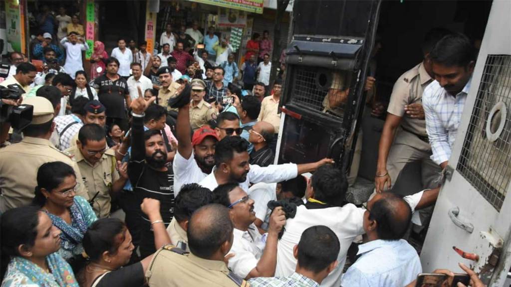 vanchit bahujan aghadi workers protest against sambhaji bhide