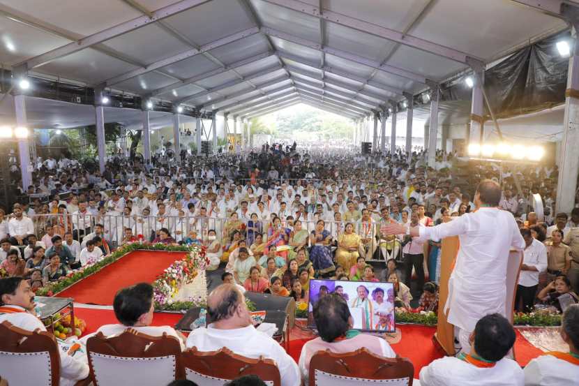 राष्ट्रवादी काँग्रेसमध्ये पडलेली फूट सध्या राज्यात चर्चेचा विषय ठरली आहे. आज त्याचे पडसाद राज्याच्या राजकारणात उमटताना पाहायला मिळाले. एका दिवशी एकीकडे अजित पवार गट तर दुसरीकडे शरद पवार गट या दोघांची एकाच वेळी बैठक आयोजित करण्यात आली. या बैठकीत बोलताना अजित पवारांनी त्यांची सविस्तर भूमिका स्पष्ट केली. यावेळी त्यांनी शरद पवारांवर टीकाही केली.