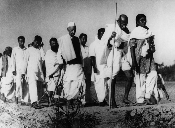 Gandhi_in_Noakhali_1946