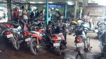 Illegal parking of two wheelers at Dombivli railway station