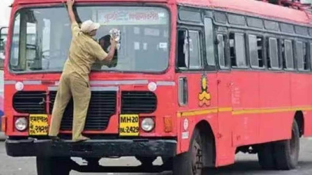 S T employees strike Azad Maidan