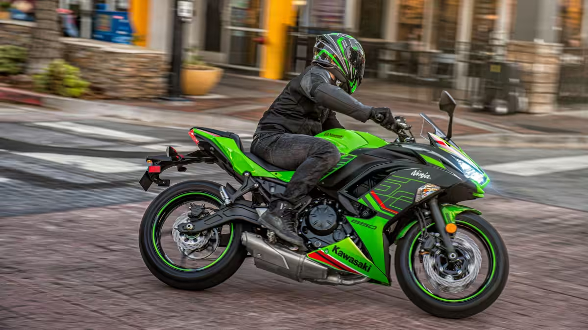 2024 kawasaki Ninja 650 स्पोर्ट्स सेगमेंटमध्ये लॉन्च झाली कावासाकी