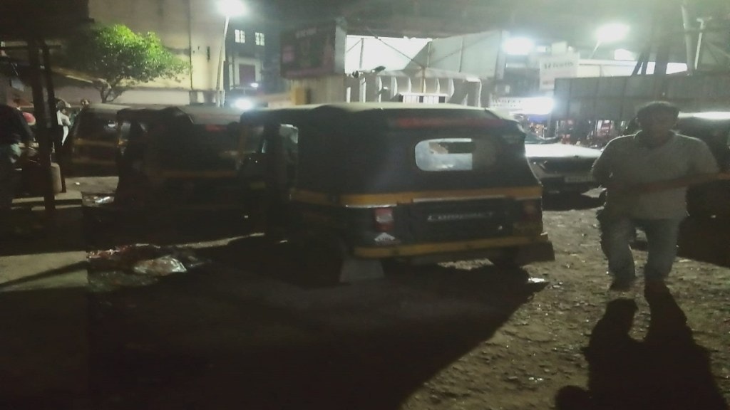 Liquor in rickshaws Bajiprabhu Chowk