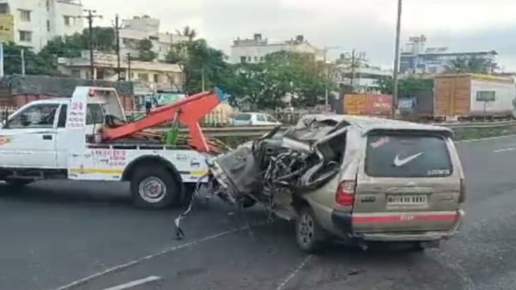 vehicle tire burst accident satara