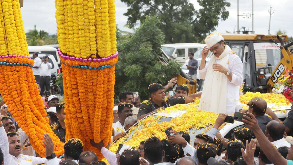 सगळीकडे एकच वादा 'अजित दादा' या घोषणांनी परिसर दणाणून गेला.