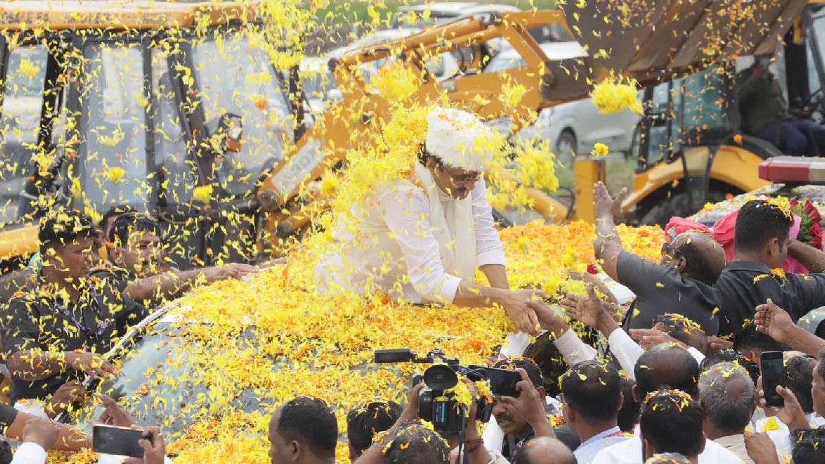 यावेळी पूत्र पार्थ पवारही अजित पवारांबरोबर जीपमध्ये होते.