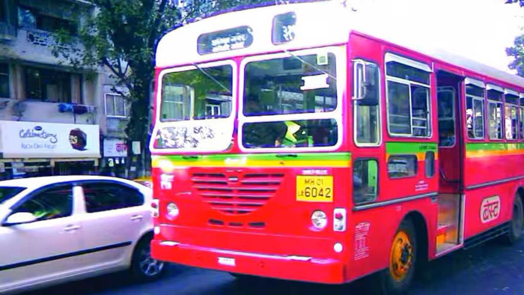 unauthorized parking of rickshaw taxi in kurla create obstructs to best buses