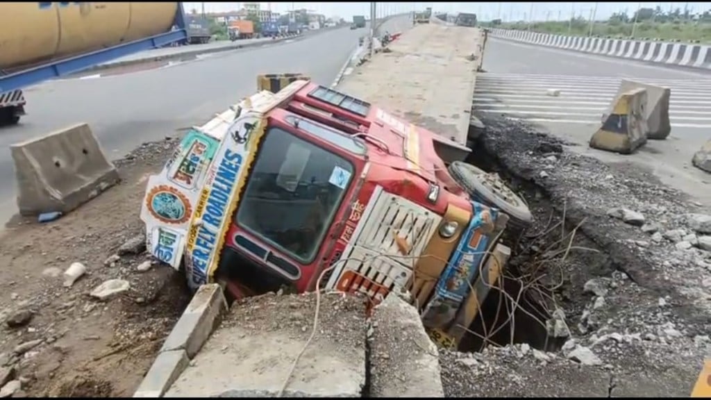 truck accident, JNPT Karal Road, Potholes, Uran, Navi Mumbai