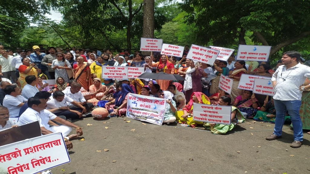 residents of karanjade area protest outside belapur cidco bhavan for water supply