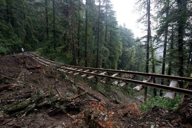 उत्तरेकडील हिमाचल प्रदेश राज्यातील शिमला येथे मुसळधार पावसामुळे शिमला-कालका हेरिटेज रेल्वे ट्रॅक उखडून पडला. (रॉयटर्स)