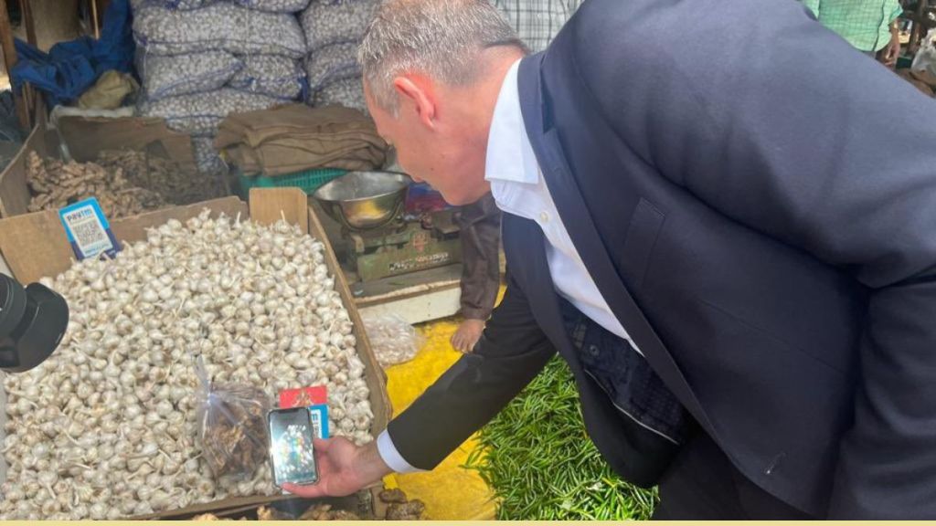 german minister Volker Wissing buys veggies from roadside vendor using UPI Viral video