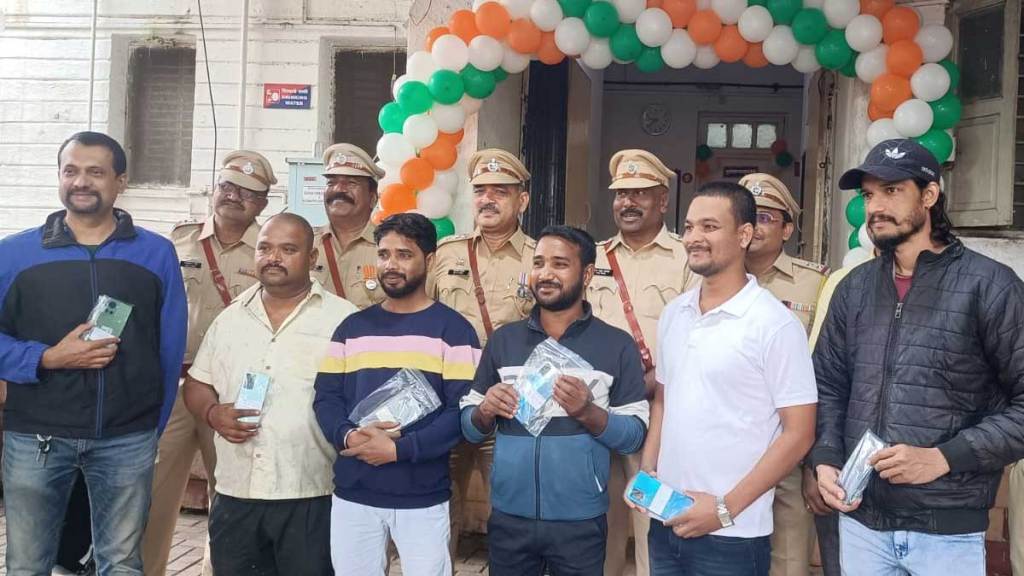 pimpri chinchwad police returned lost mobile phones to owners