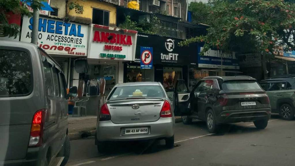 illegal parking on palm beach road in navi mumbai